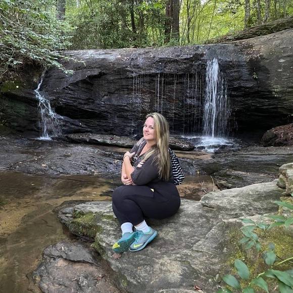 Meet your Posher, Nichole - Picture 2 of 2